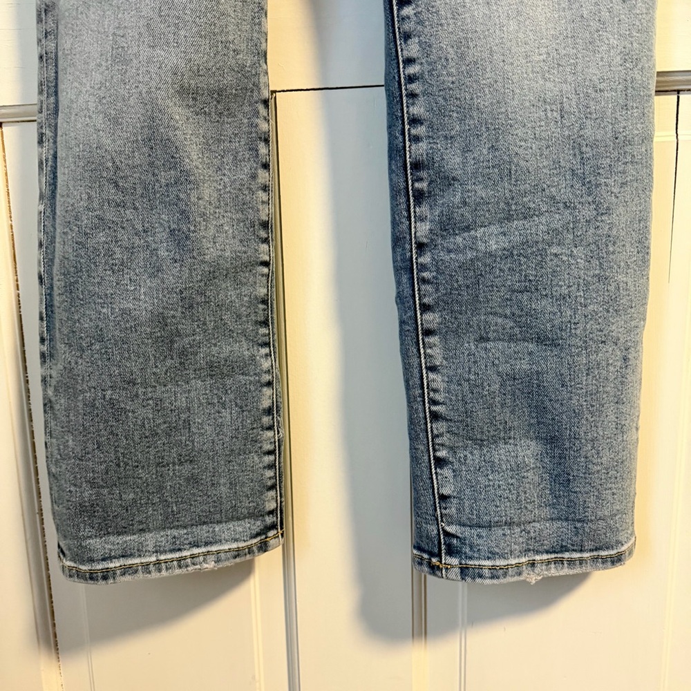 Good American Good Legs Straight Jeans with Western Details 4 27 Light Wash - Picture 6 of 11